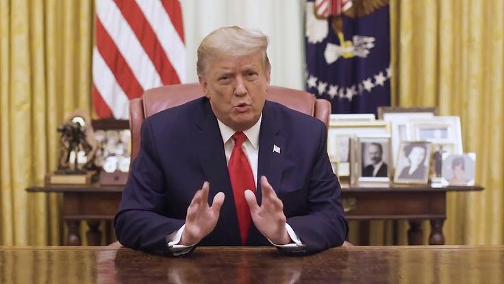 Tik pred koncem svojega štiriletnega mandata je Trump pomilostil nekdanjega političnega stratega Steva Bannona. | Foto: Reuters