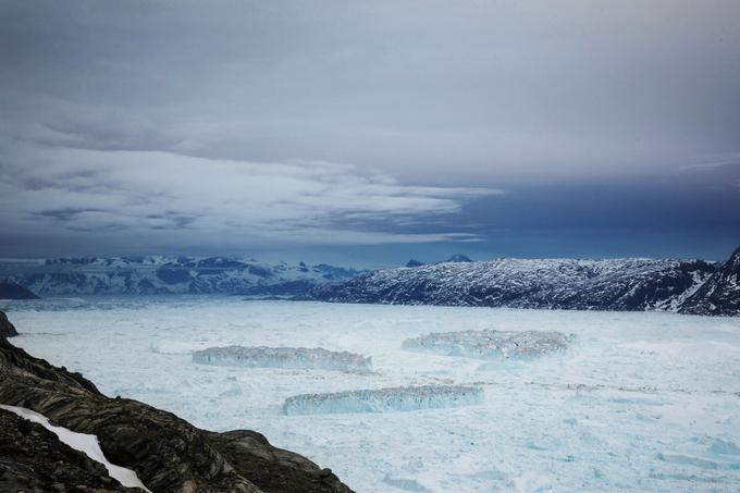 Albedo ledu na Grenlandiji vsako leto praviloma zvišajo zimske padavine, ki ledeno ploskev odenejo v belo barvo (bolj belo pomeni višji albedo). A ker je bila letos zima na Grenlandiji bolj suha kot običajno, so bili ustvarjeni idealni pogoji za zgodnejši začetek sezone taljenja ledu.  | Foto: Reuters