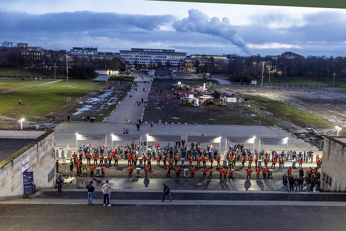 Povsem desno je prostor, namenjen gledalcem, ki se odpravijo na ogled srečanja RB Leipziga s kolesom. | Foto: Ana Kovač