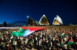 Privrženci Palestine z baklami nad sydneyjsko opero