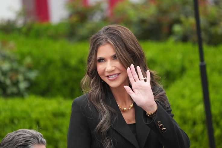 "S takojšnjo uveljavitvijo uvajamo telesne kamere za vsakega agenta na območju Minneapolisa," je v ponedeljek na omrežju X zapisala Noem (na fotografiji). "Ko bodo na voljo sredstva, bomo program telesnih kamer razširili po vsej državi," je dodala. | Foto: Guliverimage