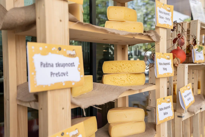 Tolminski kravji sir (Tolminc), albuminska skuta in bovški ovčji sir so najbolj prepoznavni lokalni proizvodi. | Foto: Žiga Koren