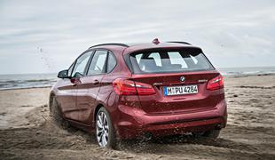 Za BMW revolucionarni active tourer bosta zdaj poganjali tudi zadnji kolesi 