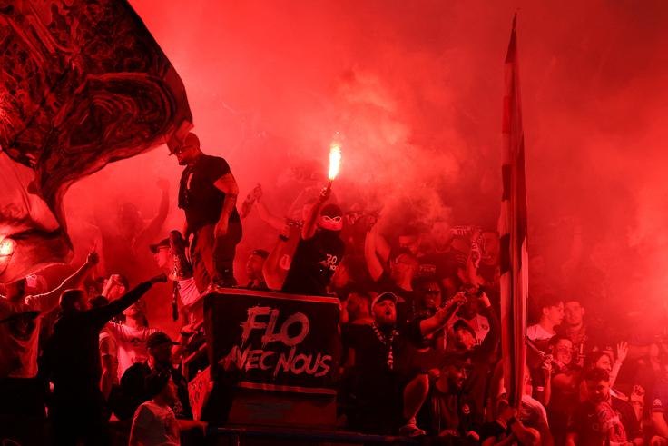 Navijači PSG so polfinalni spopad popestrili tudi s pirotehničnimi vložki. | Foto: Reuters