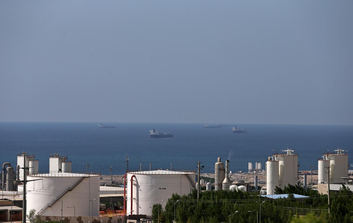 Iran, nafta | Sankcije vključujejo prepoved uvoza, kupovanja in transporta surove nafte, zemeljskega plina, petrokemičnih in naftnih proizvodov ter s tem povezanih storitev. Znova sta prepovedana tudi prodaja in zagotavljanje ključne opreme, ki se uporablja v energetskem sektorju, ter zlata, drugih žlahtnih kovin in diamantov. | Foto Guliverimage