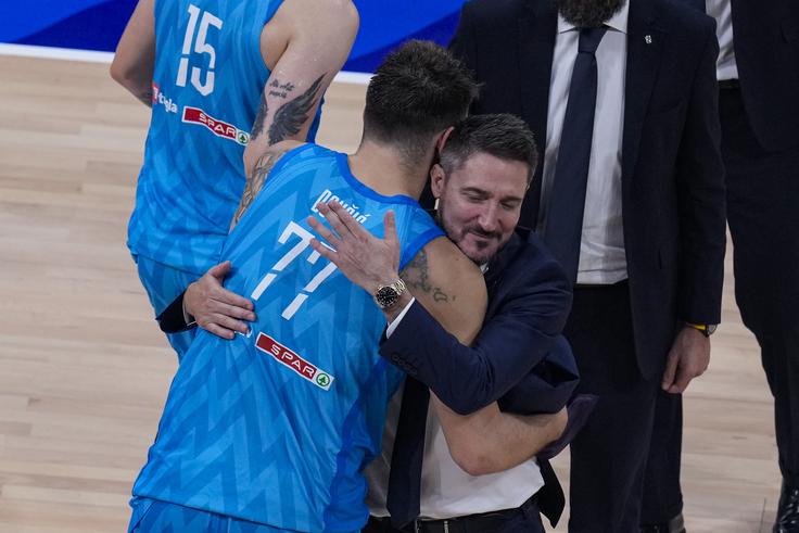 "Ne, tega ne more storiti nihče, niti v ligi NBA," o tem, ali lahko kdo zaustavi Dončića odgovarja Pozzecco. | Foto: Guliverimage