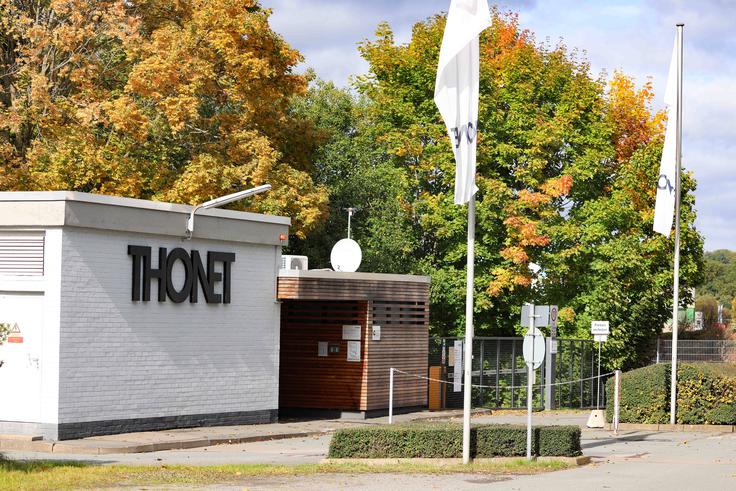 Michael Thonet je najprej delal v rodnem porenskem mestu Boppard. Na Dunaj ga je povabil znani avstrijski konservativni politik in diplomat Klemens Metternich. Družina Thonet je pozneje zgradila tovarno na Češkem, ko je bila ta po drugi svetovni vojni nacionalizirana, pa so novo tovarno postavili na noge v mestu Frankenberg v tedanji Zahodni Nemčiji. Njihova nekdanja tovarna na Češkem še vedno deluje. Na fotografiji je tovarna v Frankenbergu. | Foto: Guliverimage