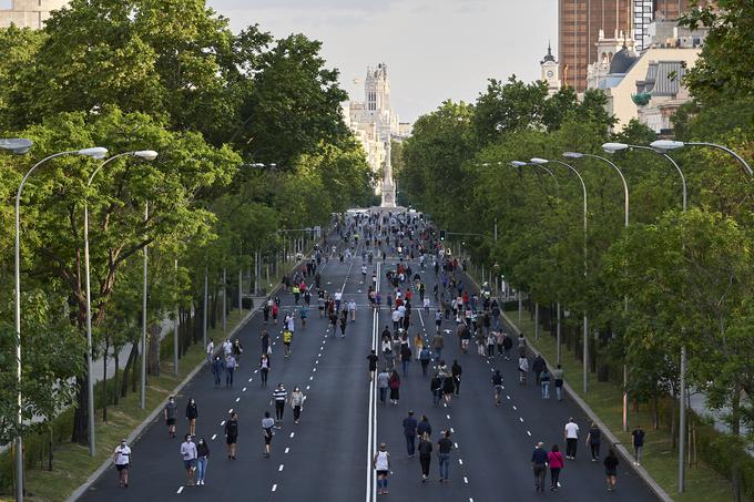 V Madridu so po strogi spomladanski karanteni številne ceste ob koncih tedna zaprli za promet, da bi se lahko prebivalci sprehajali na varni razdalji. | Foto: Getty Images