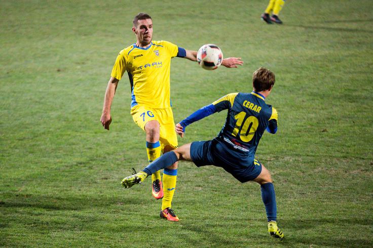 Kapetan Luka Žinko in preostali Domžalčani so močno razočarali. | Foto: Žiga Zupan/Sportida
