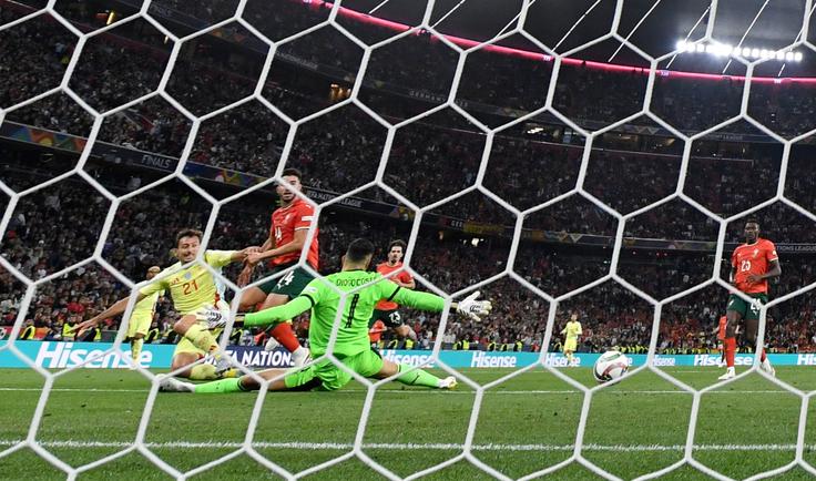 Tako je Mikel Oyarzabal zatresel portugalsko mrežo. Oba zadetka za Španijo sta tako v prvem polčasu dosegla nogometaša Real Sociedada. | Foto: Reuters