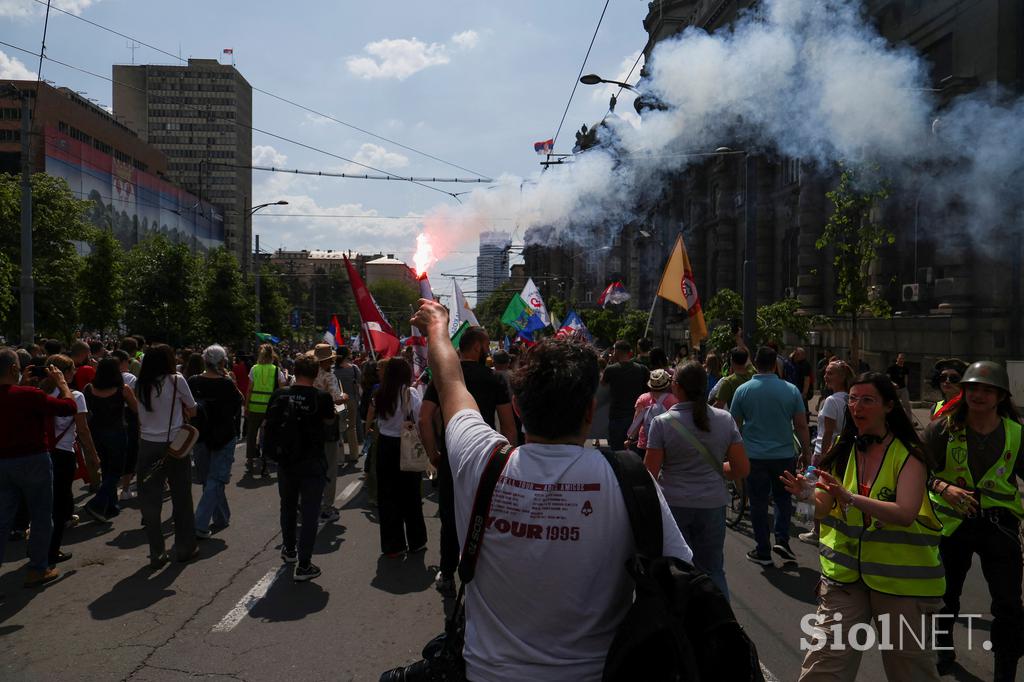 Protestniki pred poslopjem srbske vlade v Beogradu