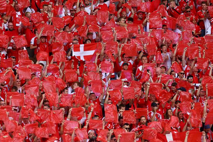 Danci so v rdeče obarvali večino tribun. | Foto: Reuters