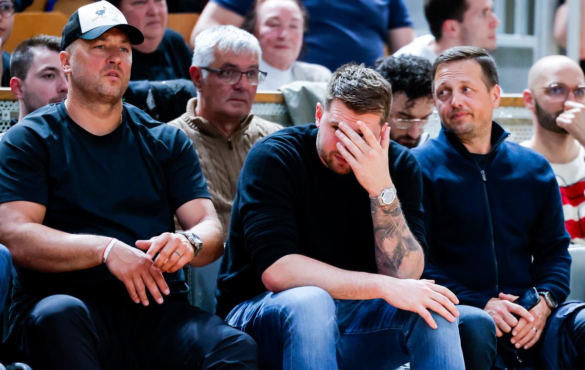 ABA 2 finale: Ilirija - Bosna, Luka Dončić | Ilirija je izgubila drugo tekmo finala druge lige ABA. Iz prve vrste so si napet obračun v Hali Tivoli ogledali tudi Marko Milić, Luka Dončić in Aleksander Sekulič. | Foto Aleš Fevžer