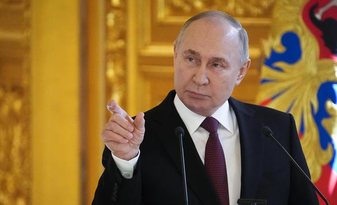 "Tam so specialisti, ki delujejo pod krinko plačancev," je na novinarski konferenci povedal Putin. | Foto: Guliverimage