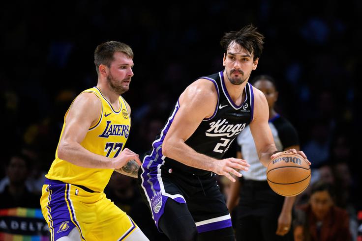 Luka Dončić med pokrivanjem Hrvata Daria Šarića, ki je prispeval 10 točk in 6 skokov. | Foto: Reuters