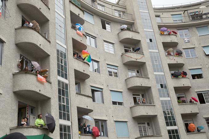 Tudi v Švici si ljudje krajšajo čas v karanteni s petjem z balkonov. | Foto: Reuters