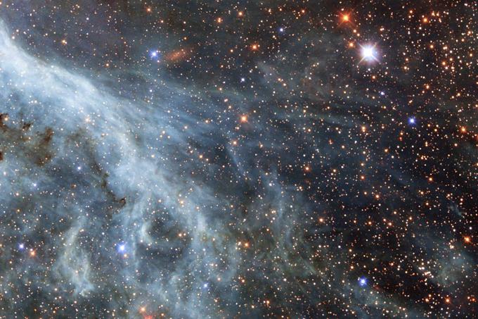 Hubblovo globoko polje je po mnenju večine astronomov ena najpomembnejših fotografij, ki jih je kdajkoli posnel človek. Nobena številka, nobena razdalja velikosti vesolja in hkratne majhnosti človeka ne ponazarja bolj kot tri tisoč galaksij v okvirčku, ki na nočnem nebu zaseda toliko prostora kot kamenček na plaži. | Foto: 