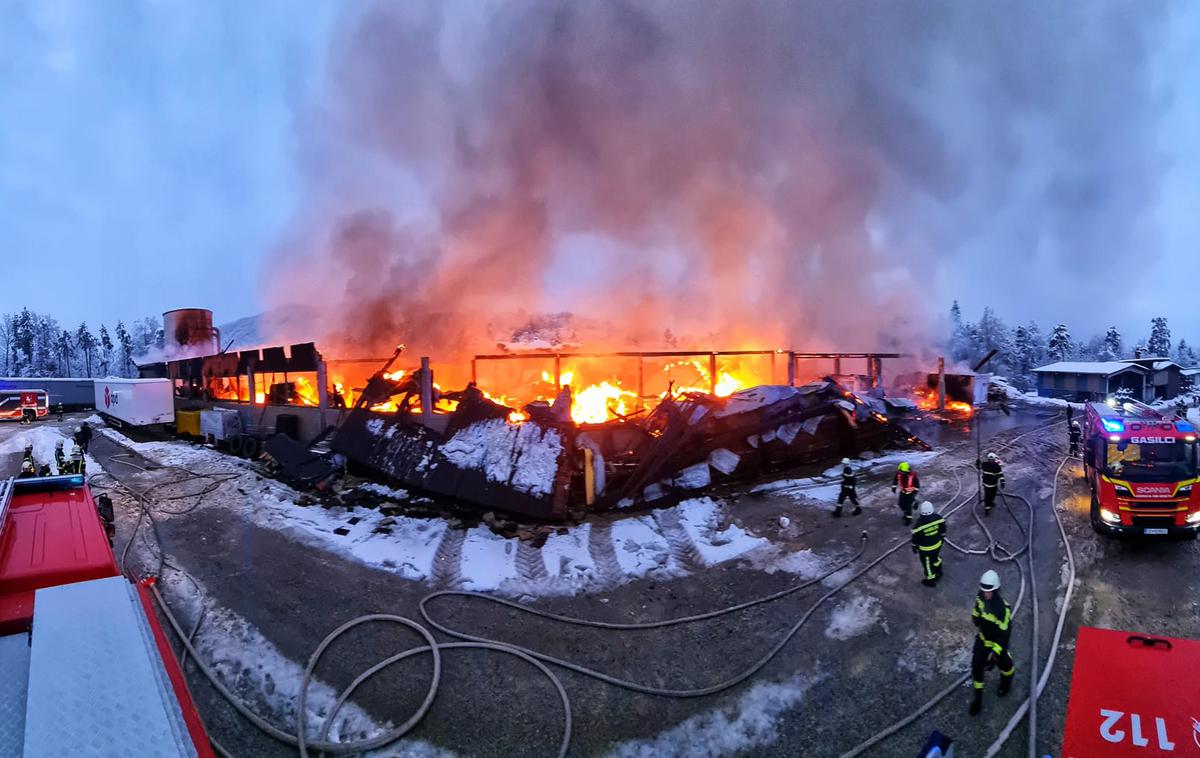 Požar |  Ob 5.43 so bili gasilci obveščeni o požaru industrijskega objekta v Ljubiji. Na kraju je posredovalo več gasilskih enot.  | Foto STA