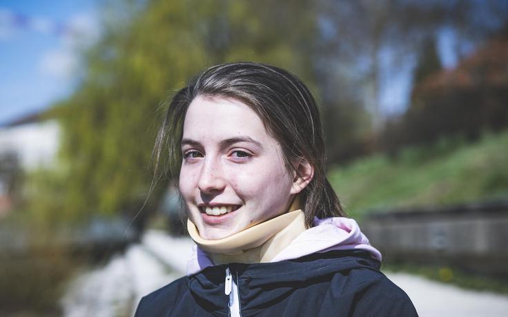Ob družini in bližnjih je  za podporo hvaležna zdravnikom, predvsem pa psihologinji in fizioterapevtki: "Rešili sta me. Z njima sem zrasla, ne samo fizično. Zaradi njiju svet dojemam drugače, drugače gledam nanj." | Foto: Ana Kovač