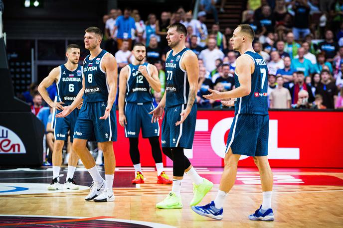 slovenska košarkarska reprezentanca | Slovenski košarkarji so se v soboto dobro upirali favorizirani Franciji, dogajanje pa se je ob koncu precej zaostrilo. | Foto FIBA