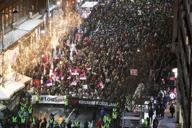 Protestov pod geslom "Stop krvavim srajcam" niso ustavili niti vremenske razmere in neočiščen sneg, na četrtem protestu konec decembra se je na ulice podalo okoli 35 tisoč ljudi. Število udeležencev je presenetilo tako organizatorje kot Vučića, ta je po prvem protestu dejal, da zahtevam opozicije po svobodi medijev in poštenih izborih ne bo ugodil, "pa tudi, če bi na ulice prišlo pet milijonov ljudi". To je ljudi spodbudilo, da so si nadeli priponke in transparente z zapisom "1 od 5 milijonov". K izboljšanju svobode medijev in govora je Srbijo medtem spodbudil tudi Evropski parlament. | Foto: Reuters