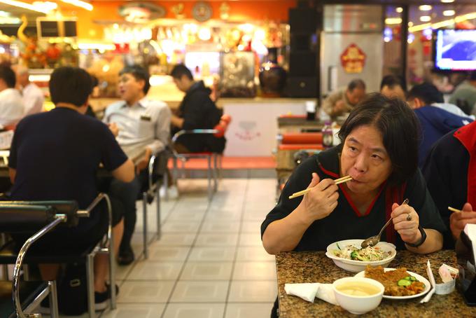 Na Tajvanu so se odločili, da bodo popolnoma izkoreninili novi koronavirus. Na fotografiji gostje v eni od restavracij v tajski prestolnici Tajpej. | Foto: Reuters