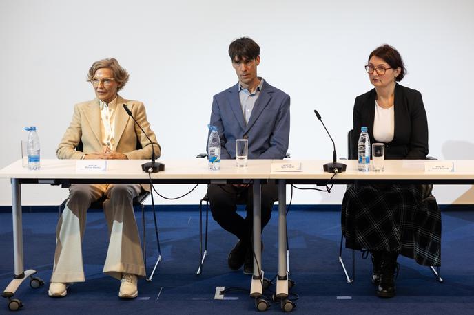Novinarska konferenca NIJZ, na kateri so predstavili prve slovenske smernice za zadostno preskrbljenost z vitaminom D. Endokrinologinja Marija Pfeifer, Igor Pravst z Inštituta za nutricionistiko in Urška Blaznik z NIJZ. | Novinarska konferenca NIJZ, na kateri so predstavili prve slovenske smernice za zadostno preskrbljenost z vitaminom D. Na fotografiji z leve endokrinologinja Marija Pfeifer, Igor Pravst z Inštituta za nutricionistiko in Urška Blaznik z NIJZ. | Foto STA