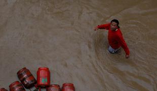 Poplave in plazovi v Nepalu in Indiji zahtevali več kot 60 življenj