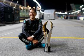 George Russell po zmagi poustvaril ikonično fotografijo Lewisa Hamiltona