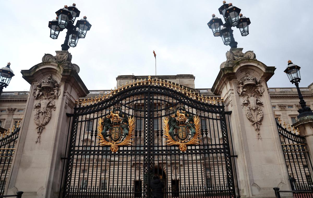 Buckhingamska palača | Buckinghamska palača, uradna rezidenca britanske kraljeve družine, je pod budnim nadzorom oboroženih policistov. | Foto Reuters