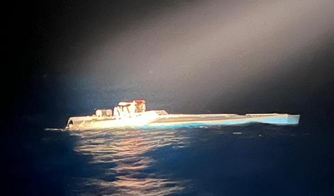 Sredi Atlantika prestregli podmornico z 1,7 tone kokaina na krovu