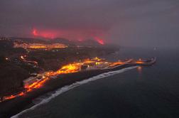 Na otoku La Palma lava dosegla morje #video