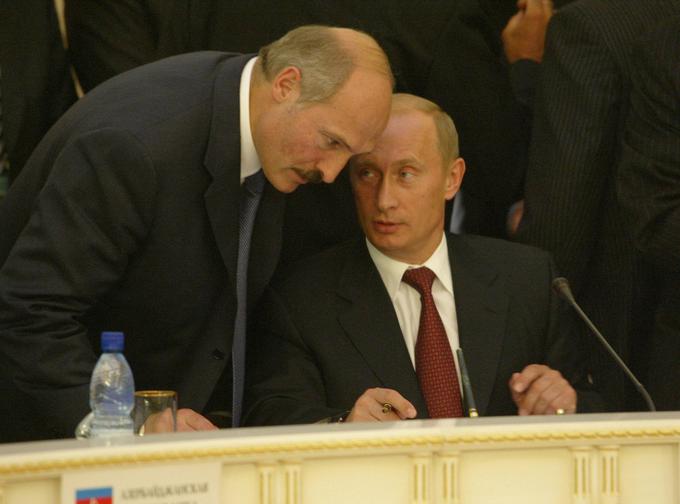 Lukašenko in Putin sta od začetka vojne v Ukrajini redno v stiku. Pogosto se pojavljajo namigovanja, da želi Putin beloruskega diktatorja prepričati, naj tudi on napade Ukrajino.  | Foto: AP / Guliverimage