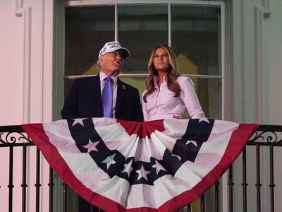 Melania je na balkonu Bele hiše presenetila Donalda #video