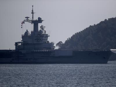 Alarm na Švedskem: proti letalonosilki ruski dron, posredovala vojska