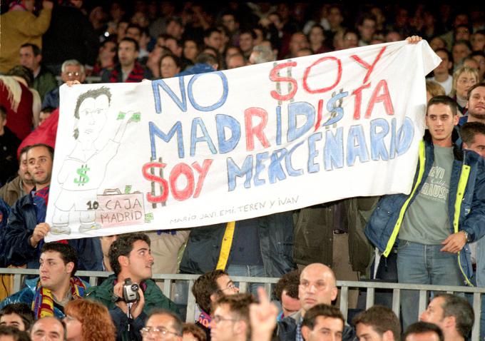 ... ob prvem gostovanju na Camp Nouu so ga pričakali številni transparenti ... | Foto: Getty Images