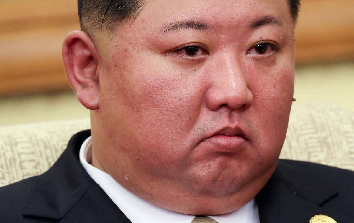 Kim Jong Un | Iz pričevanj je razvidno, da so prebivalci, potem ko je leta 2011 na oblast prišel sedanji voditelj Kim Džong Un, upali, da se bo njihovo življenje izboljšalo. Kim jim je namreč obljubljal, da jim ne bo več treba zategovati pasov pri hrani, napovedoval gospodarsko rast in hkrati zaščito države vzporedno z nadaljnjim razvojem jedrskega orožja. Pričakovanja se niso uresničila, pravijo pričevalci, ki so pobegnili iz Severne Koreje.  | Foto Reuters