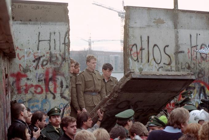Todd je razpad sovjetske sfere napovedal že leta 1976, ko se je vzhodnoevropski komunistični blok zdel še zelo trden (na drugi strani so se morale ZDA v prvi polovici 70. let umakniti iz Vietnama, komunistični Severni Vietnam je zasedel Južni Vietnam, v ZDA pa je izbruhnila afera Watergate). Na fotografiji: padec Berlinskega zidu jeseni 1990. Leto pozneje se je Vzhodna Nemčija združila z Zahodno, Sovjetska zveza pa je razpadla. | Foto: Guliverimage/Vladimir Fedorenko
