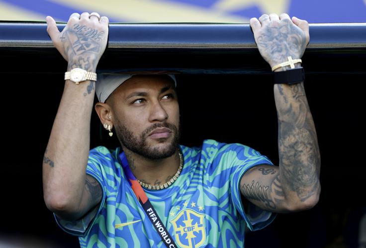 Še vedno poškodovani Neymar ni kandidiral za uvodno srečanje Brazilije na SP 2026, ampak spremljal soigralce s klopi. | Foto: Reuters