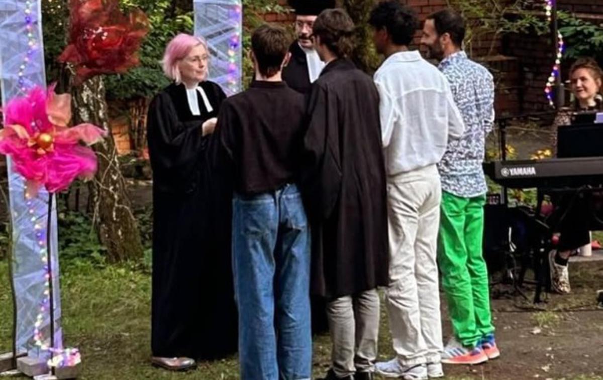 Lena Mueller | Kot je še povedala duhovnica Lena Müller, poroke niso mogli registrirati v cerkvenih knjigah, ker bi morala pred tem potekati civilna slovesnost, kar pa v tej situaciji ne bi bilo mogoče. "Vendar sem popolnoma prepričana, da so bili resnično poročeni pred bogom," je dodala. | Foto posnetek zaslona/Facebook