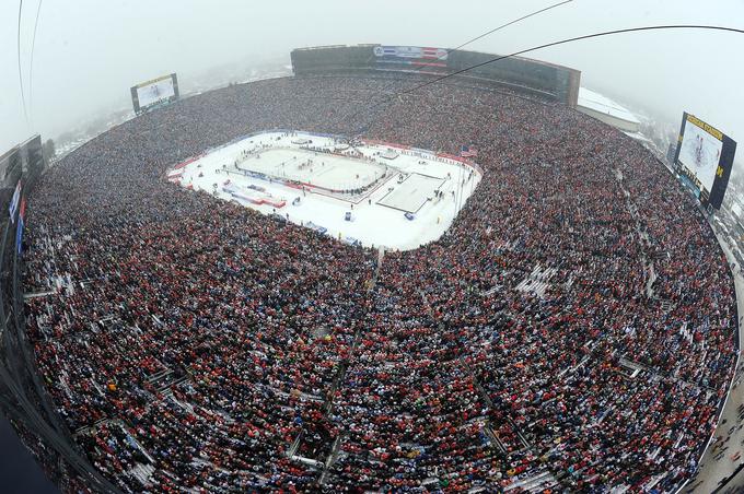 Takole je bil videti štadion v Michiganu med rekordno obiskano zimsko klasiko lige NHL leta 2014. Tekmo je na štadionu spremljalo več kot 105 tisoč gledalcev. | Foto: Getty Images