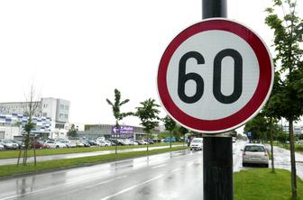 Ali hitrostna omejitev na Letališki cesti zavaja voznike? Policija to potrjuje.