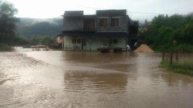 Nove poplave v BiH: poplavljenih več hiš in šola (foto in video)