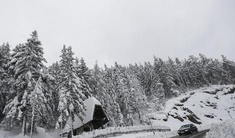 Alpski smučarji v tesnem zimskem objemu