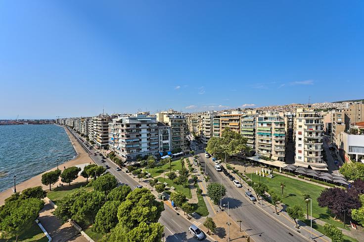 Zagotovo so Slovani na območje današnje Grčije vdirali ali se morda naseljevali že v drugi polovici 6. stoletja, zanesljivo pa v začetku 7. stoletja. V tem obdobju so zagotovo slišali za ime mesta Salonika, ki je zdaj v slovanskem jeziku Solun. Ta oblika dokazuje, da Slovani, ki so prvi prišli v stik s Solunom, niso več poznali praslovanskega dvoglasnika au, ampak se je ta že preoblikoval v glas o. Na fotografiji: današnji Solun. | Foto: Guliverimage