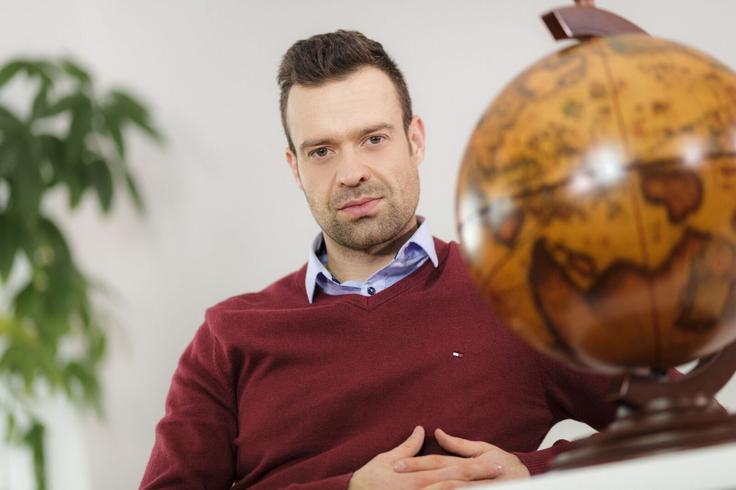 "V letu dni brez motenj sem v znanju napredoval bolj kot kadarkoli prej. Prebral sem ogromno knjig. Naštudiral sem kar nekaj stvari o psihoanalizi, kognitivno-vedenjski terapiji, produktivnosti, optimizaciji za spletne iskalnike, dizajnu, naučil sem se temeljev programiranja, izpilil sem svojo angleščino, močno izboljšal fizično kondicijo in še kaj bi se našlo. Prav zdaj se posvečam učenju snemanja in montiranja videov, v čemer sem sicer še čisti amater." | Foto: Matej Kolaković