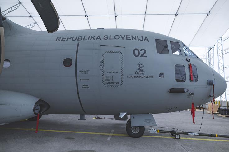  Za letenje se usposabljajo tudi na simulatorju, kjer simulirajo različne položaje, npr. odpoved motorja. "Šolanje se nikoli ne konča, vzdrževati je treba licence, obnavljati poznavanje sistemov." | Foto: Ana Kovač