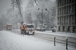 Dežurne službe ves dan odstranjevale posledice močnega sneženja