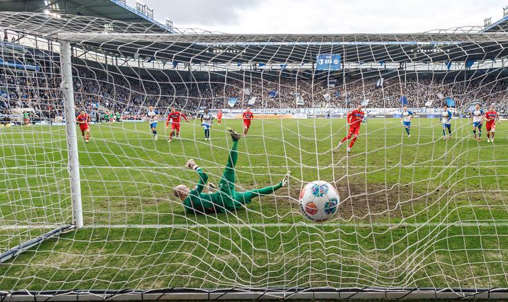 Tako je David Zec zadel prvič z bele točke proti Magdeburgu. | Foto: Guliverimage