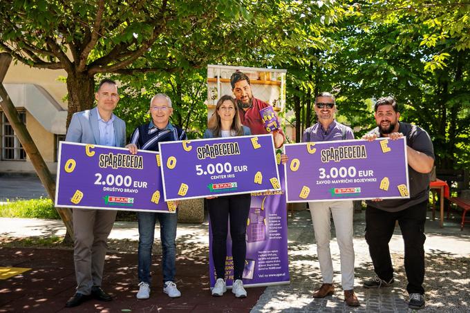 Spar Slovenija je v okviru projekta SPARBECEDA doniral skupaj 10.000 EUR Društvu Bravo, Centru Iris in Zavodu Mavrični bojevniki.   | Foto: Spar